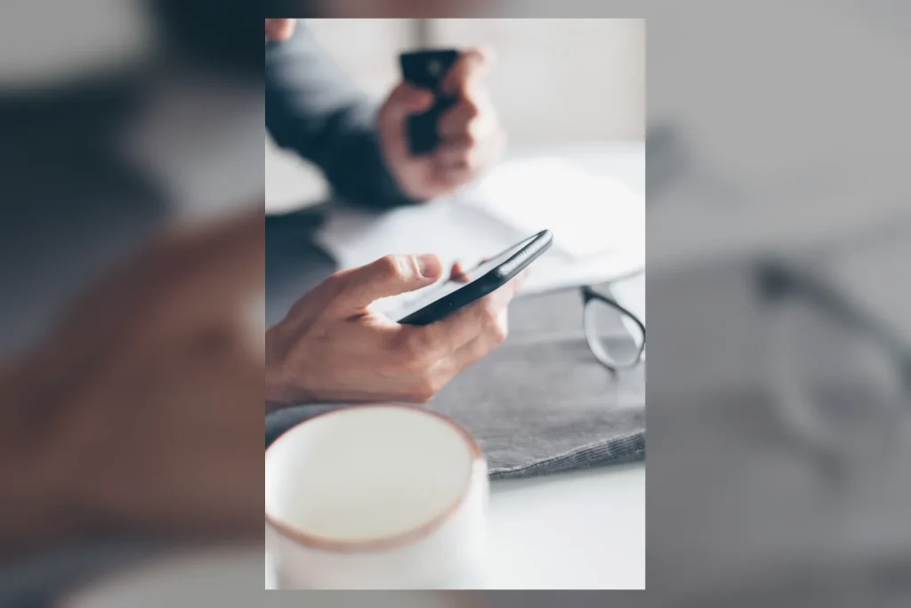 Celular e cartão para verificação de saque e titularidade